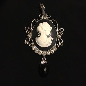 Cameo pendant + free gift!